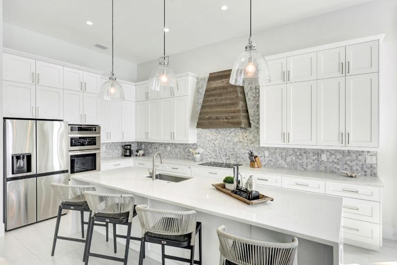 Sand Dollar Retreat | Walk to Vanderbilt Beach | Southern-Facing salt Pool & Spa | Bikes | Sleeps 8 - image 25