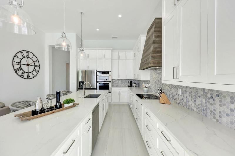 Sand Dollar Retreat | Walk to Vanderbilt Beach | Southern-Facing salt Pool & Spa | Bikes | Sleeps 8 - image 34
