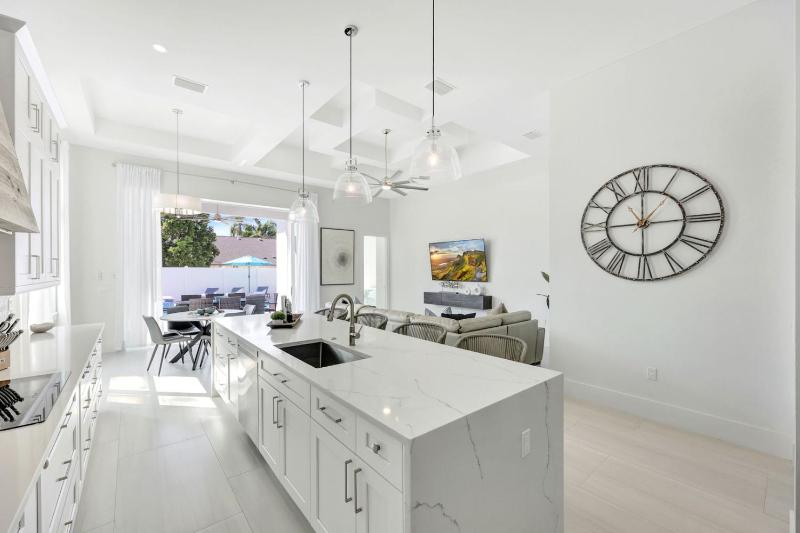 Sand Dollar Retreat | Walk to Vanderbilt Beach | Southern-Facing salt Pool & Spa | Bikes | Sleeps 8 - image 10