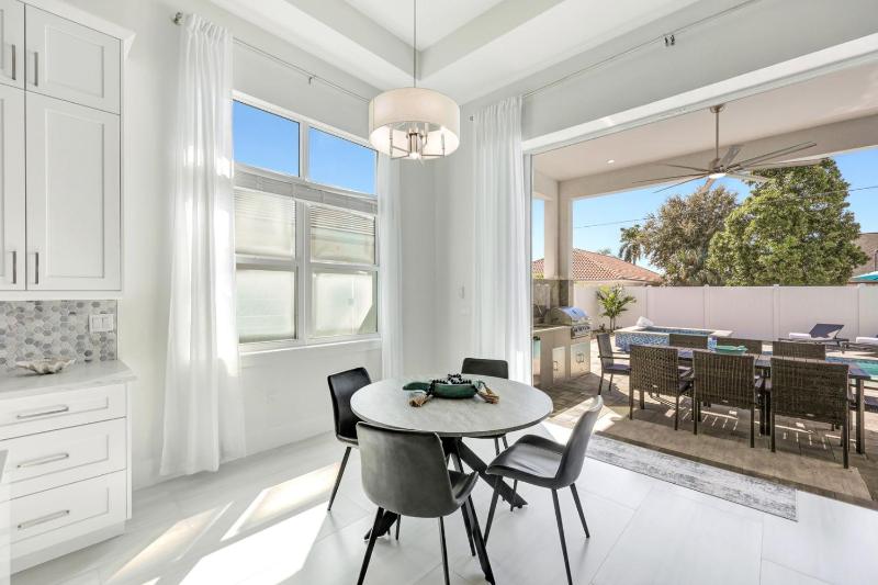 Sand Dollar Retreat | Walk to Vanderbilt Beach | Southern-Facing salt Pool & Spa | Bikes | Sleeps 8 - image 27