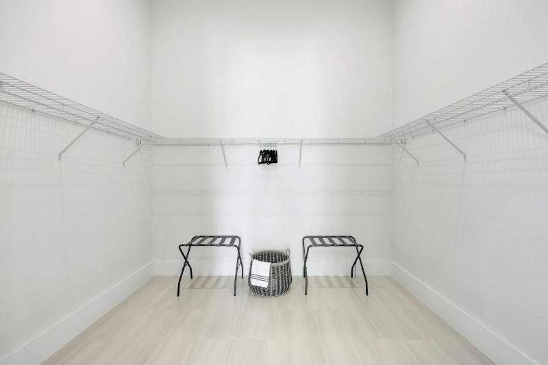 Sand Dollar Retreat | Walk to Vanderbilt Beach | Southern-Facing salt Pool & Spa | Bikes | Sleeps 8 - image 9
