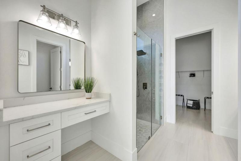 Sand Dollar Retreat | Walk to Vanderbilt Beach | Southern-Facing salt Pool & Spa | Bikes | Sleeps 8 - image 40