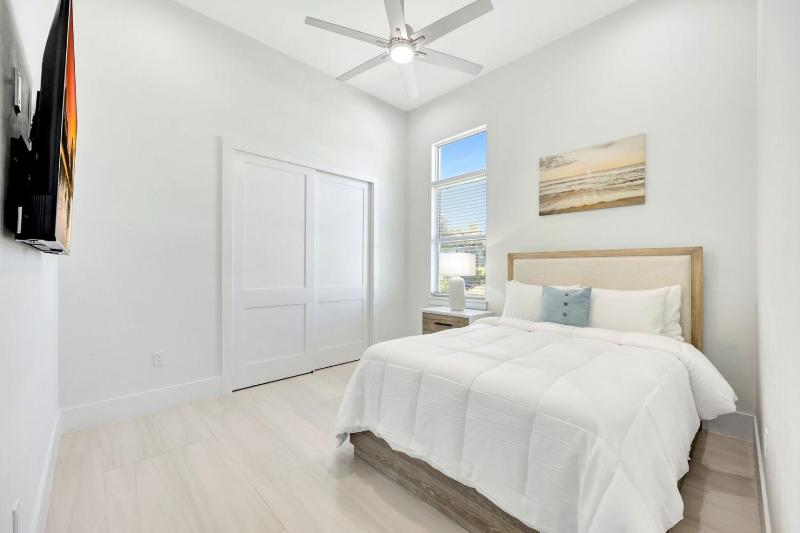 Sand Dollar Retreat | Walk to Vanderbilt Beach | Southern-Facing salt Pool & Spa | Bikes | Sleeps 8 - image 39