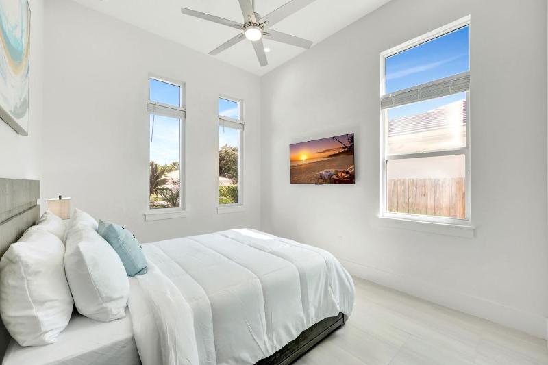 Sand Dollar Retreat | Walk to Vanderbilt Beach | Southern-Facing salt Pool & Spa | Bikes | Sleeps 8 - image 12
