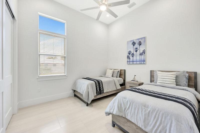 Sand Dollar Retreat | Walk to Vanderbilt Beach | Southern-Facing salt Pool & Spa | Bikes | Sleeps 8 - image 26