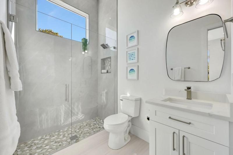 Sand Dollar Retreat | Walk to Vanderbilt Beach | Southern-Facing salt Pool & Spa | Bikes | Sleeps 8 - image 38