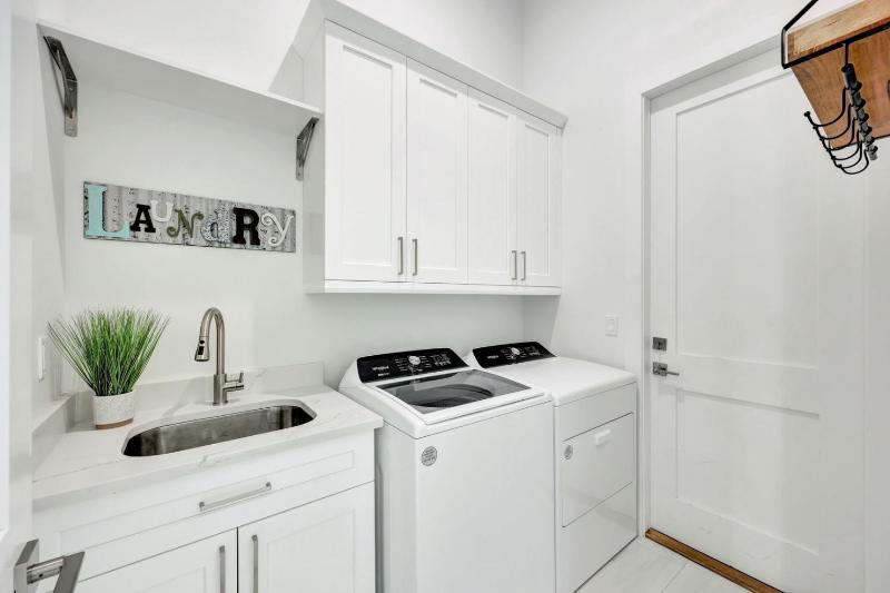 Sand Dollar Retreat | Walk to Vanderbilt Beach | Southern-Facing salt Pool & Spa | Bikes | Sleeps 8 - image 21