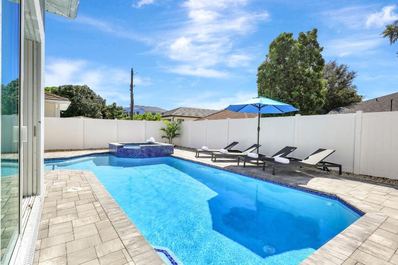 Sand Dollar Retreat | Walk to Vanderbilt Beach | Southern-Facing salt Pool & Spa | Bikes | Sleeps 8 - image 11