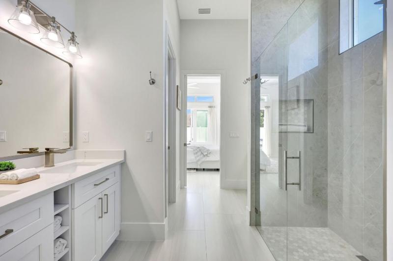 Sand Dollar Retreat | Walk to Vanderbilt Beach | Southern-Facing salt Pool & Spa | Bikes | Sleeps 8 - image 33
