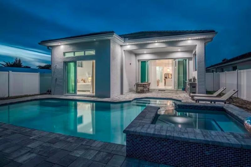 Sand Dollar Retreat | Walk to Vanderbilt Beach | Southern-Facing salt Pool & Spa | Bikes | Sleeps 8 - image 31