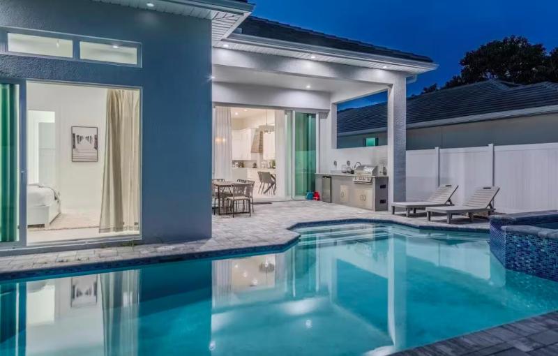 Sand Dollar Retreat | Walk to Vanderbilt Beach | Southern-Facing salt Pool & Spa | Bikes | Sleeps 8 - image 8