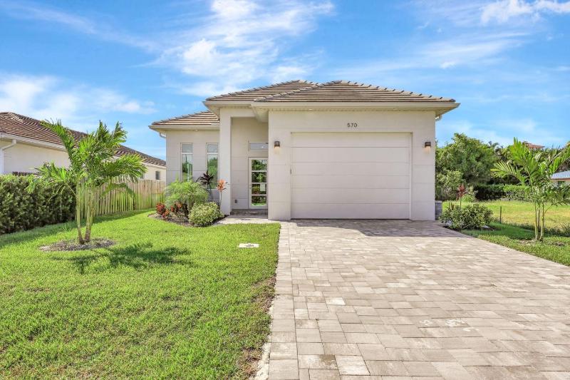 Sand Dollar Retreat | Walk to Vanderbilt Beach | Southern-Facing salt Pool & Spa | Bikes | Sleeps 8 - image 32