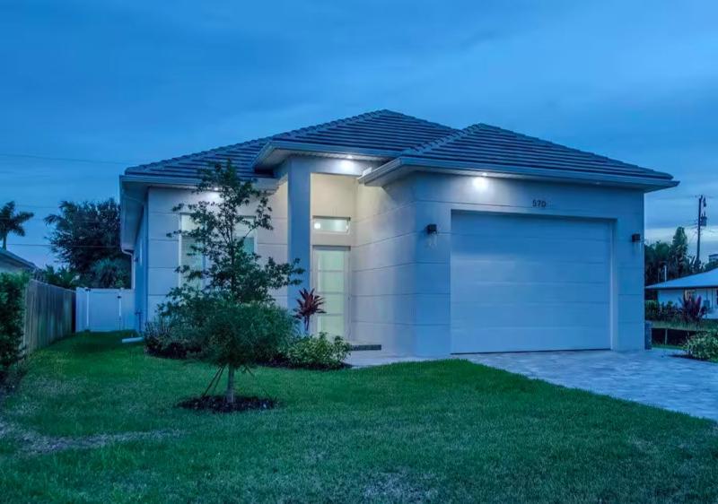 Sand Dollar Retreat | Walk to Vanderbilt Beach | Southern-Facing salt Pool & Spa | Bikes | Sleeps 8 - image 41