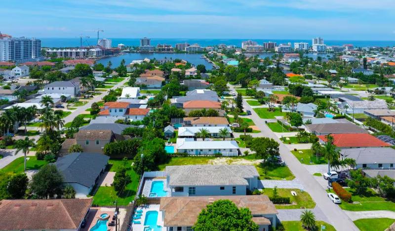Sand Dollar Retreat | Walk to Vanderbilt Beach | Southern-Facing salt Pool & Spa | Bikes | Sleeps 8 - image 5