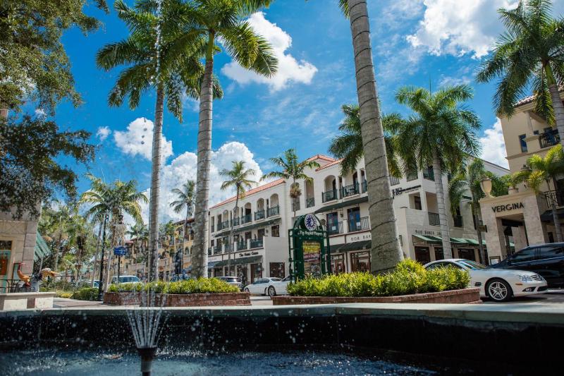 Sand Dollar Retreat | Walk to Vanderbilt Beach | Southern-Facing salt Pool & Spa | Bikes | Sleeps 8 - image 29