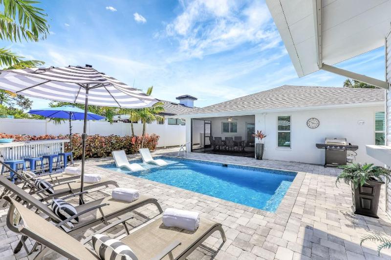 NEW Magnolia Manor 4 bdrm | Private Pool | Vanderbilt Beach & Mercato - image 1