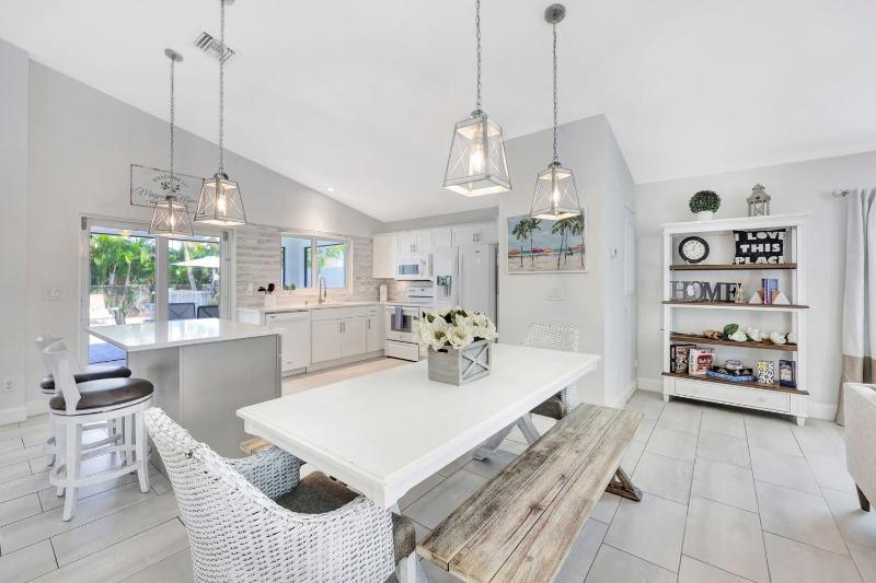 NEW Magnolia Manor 4 bdrm | Private Pool | Vanderbilt Beach & Mercato - image 25