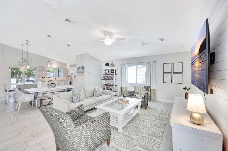 NEW Magnolia Manor 4 bdrm | Private Pool | Vanderbilt Beach & Mercato - image 10