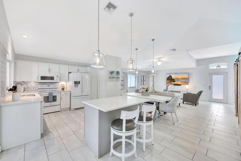 NEW Magnolia Manor 4 bdrm | Private Pool | Vanderbilt Beach & Mercato - image 36