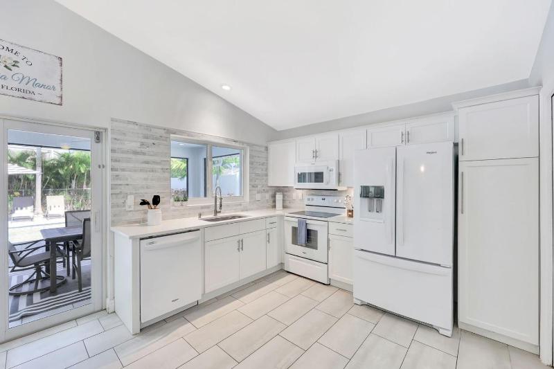 NEW Magnolia Manor 4 bdrm | Private Pool | Vanderbilt Beach & Mercato - image 16