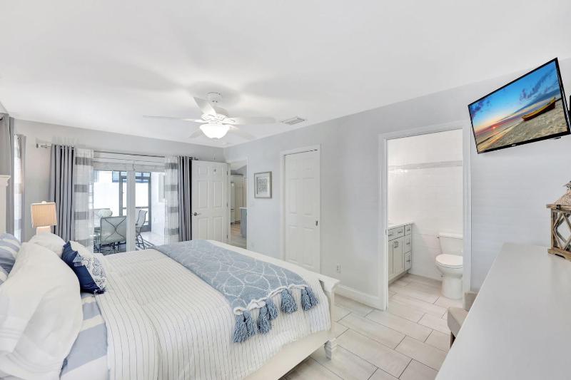 NEW Magnolia Manor 4 bdrm | Private Pool | Vanderbilt Beach & Mercato - image 24
