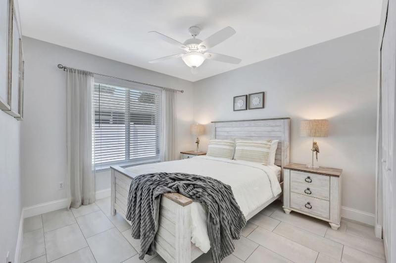 NEW Magnolia Manor 4 bdrm | Private Pool | Vanderbilt Beach & Mercato - image 19
