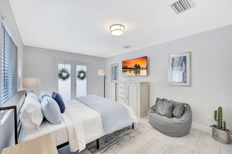 NEW Magnolia Manor 4 bdrm | Private Pool | Vanderbilt Beach & Mercato - image 20