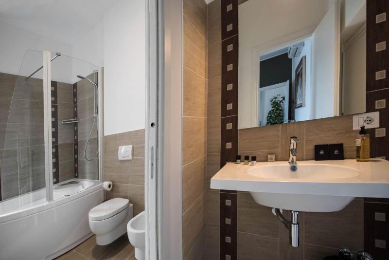 Deluxe Suite with Spa Bath image 3