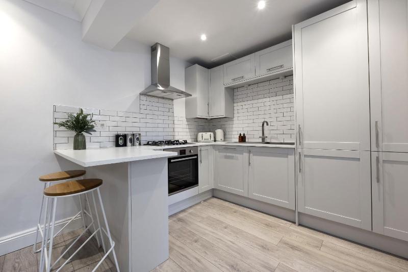 Spacious 3-Bed Period Home Near Bath Road - image 22
