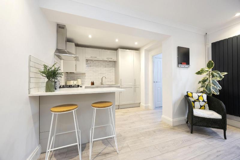 Spacious 3-Bed Period Home Near Bath Road - image 21