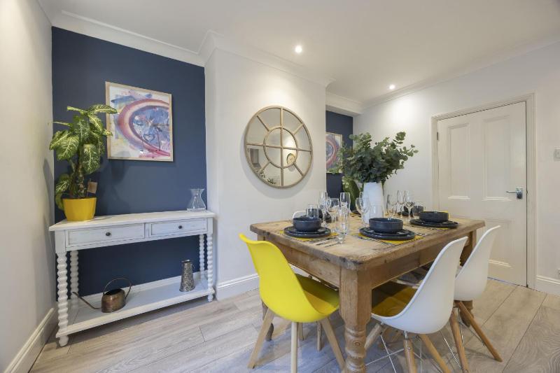 Spacious 3-Bed Period Home Near Bath Road - image 2