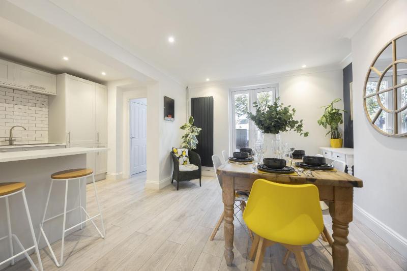 Spacious 3-Bed Period Home Near Bath Road - image 6