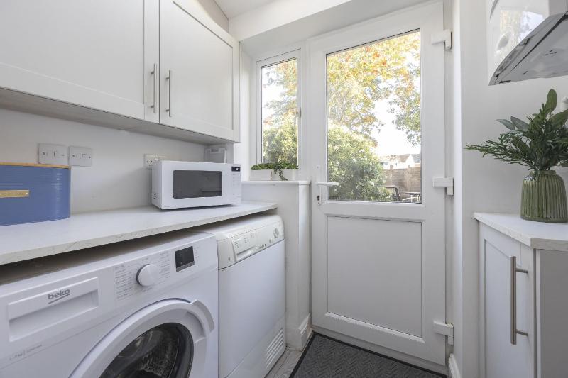Spacious 3-Bed Period Home Near Bath Road - image 21