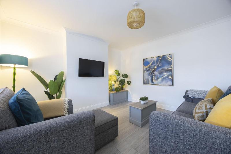 Spacious 3-Bed Period Home Near Bath Road - image 16