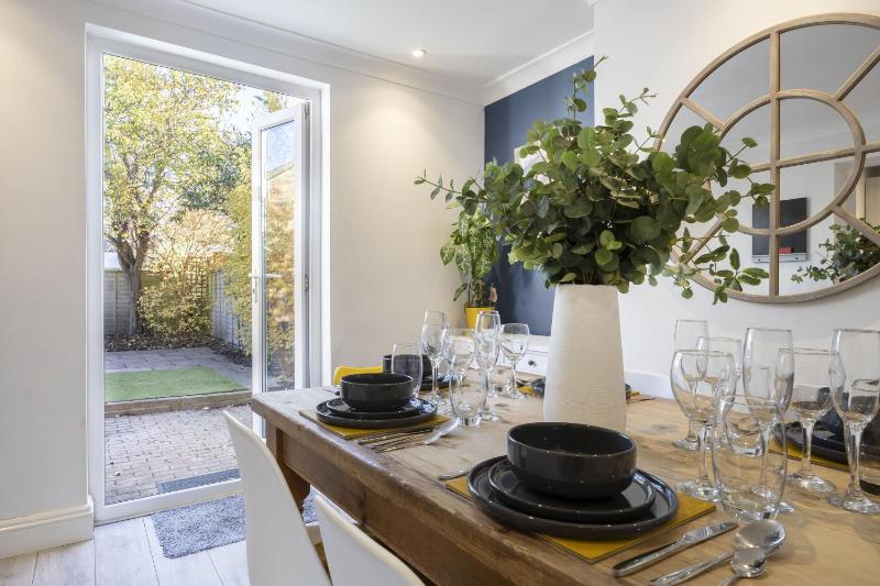 Spacious 3-Bed Period Home Near Bath Road - image 23