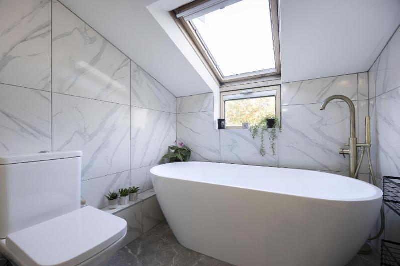 Spacious 3-Bed Period Home Near Bath Road - image 20