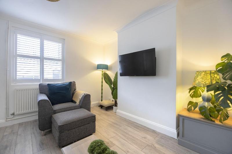Spacious 3-Bed Period Home Near Bath Road - image 4