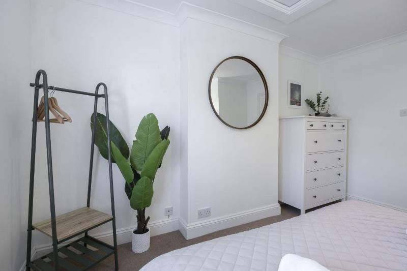 Spacious 3-Bed Period Home Near Bath Road - image 26