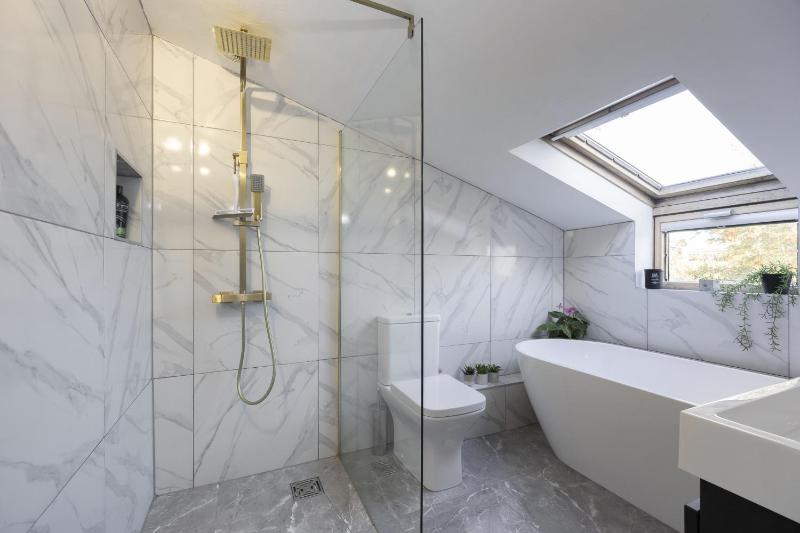 Spacious 3-Bed Period Home Near Bath Road - image 13