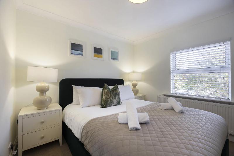 Spacious 3-Bed Period Home Near Bath Road - image 28