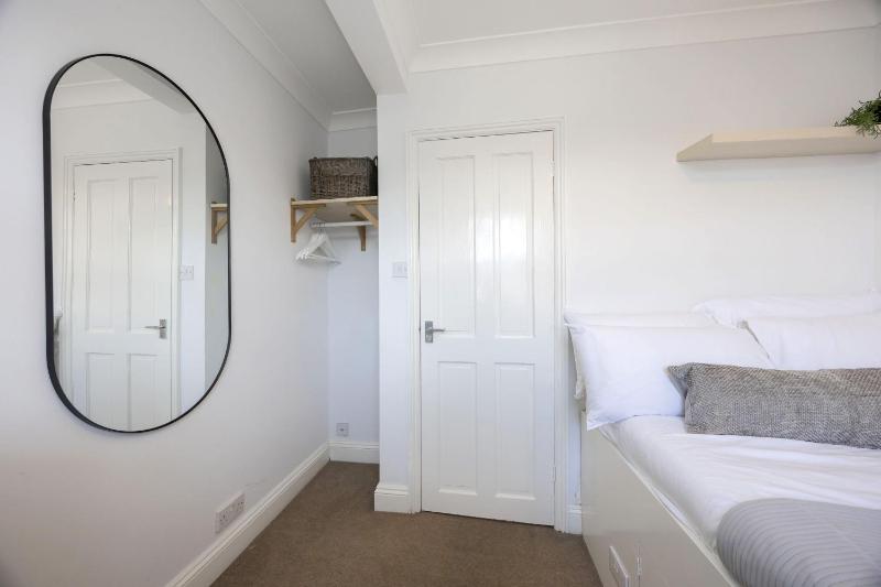 Spacious 3-Bed Period Home Near Bath Road - image 27