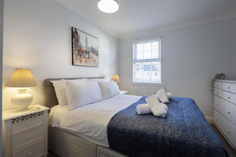 Spacious 3-Bed Period Home Near Bath Road - image 29