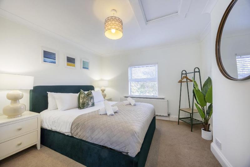 Spacious 3-Bed Period Home Near Bath Road - image 3