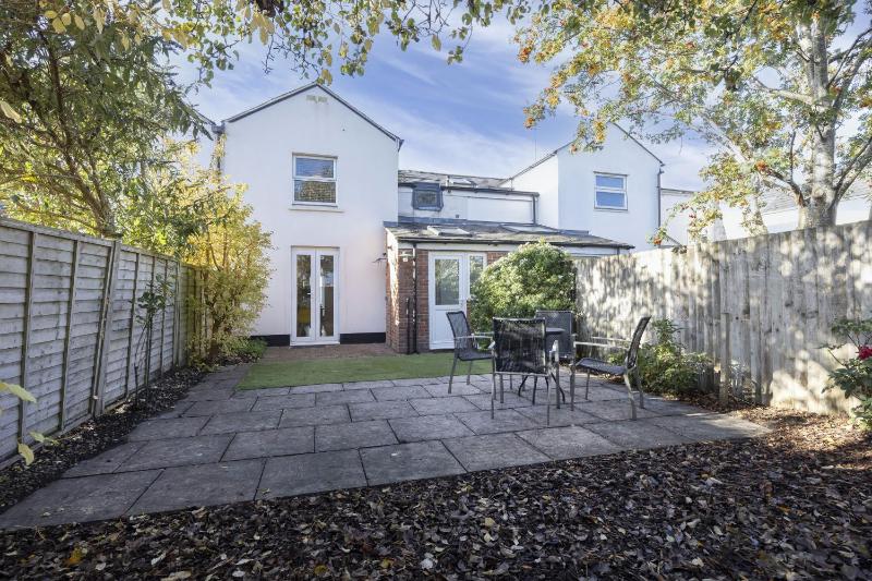 Spacious 3-Bed Period Home Near Bath Road - image 23