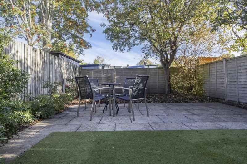 Spacious 3-Bed Period Home Near Bath Road - image 19