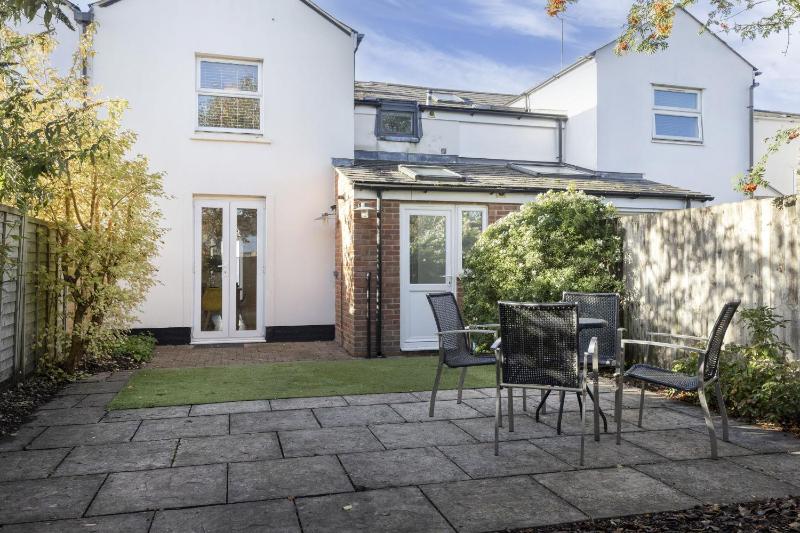 Spacious 3-Bed Period Home Near Bath Road - image 15