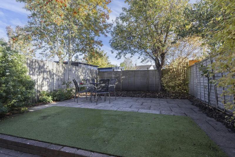 Spacious 3-Bed Period Home Near Bath Road - image 17
