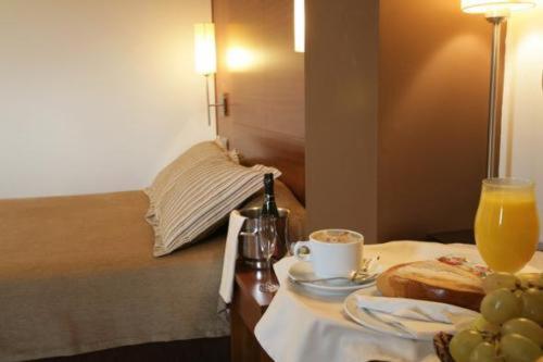 Double or Twin Room image 4