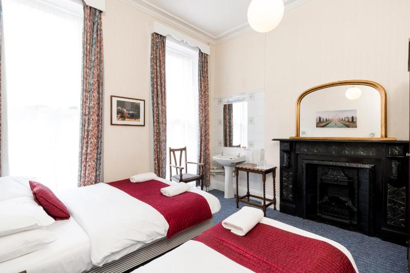 Triple Room with Shared Bathroom image 3