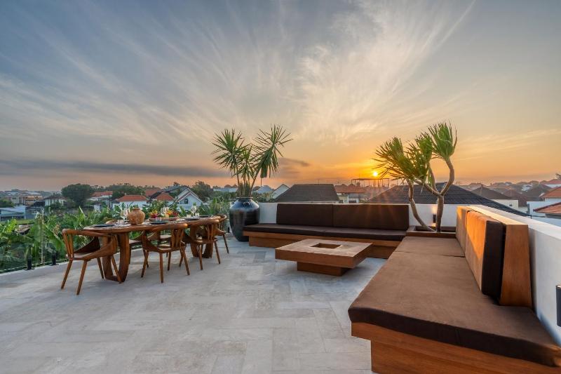 Villa StoneCastle Canggu - image 1